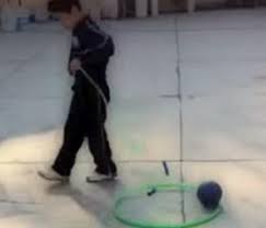 La pelota es una fuente infinita de juegos que van más allá de las pruebas deportivas. Red Magisterial Aros Cuerdas Y Pelotas