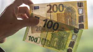 Neue banknoten gibt es ab frühjahr 2019. Neue 100 Und 200 Euro Banknoten Was Sie Uber Die Neuen Scheine Wissen Mussen Zdfheute