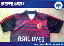 Potongan yang satu ini mampu memberikan kesan penuh pada bagian leher dan dada. Lubang Leher Kerah V Neck Jersey Futsal