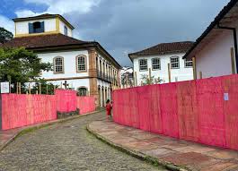 Ouro Preto cerca monumentos com 348 metros de tapumes para preservar o patrimônio no carnaval