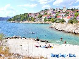 Nalazi se u središtu dalmacije, na sjeverozapadnom dijelu kaštelanskog zaljeva, između. Plaza Okrug Ciovo Plaze U Hrvatskoj