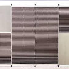 Cam balkon sistemine sahip olanların çoğunlukla bu perdeyi taktırmasından kaynaklı olarak ismi türkiye'de daha çok cam balkon perdesi olarak bilinmektedir. Cam Balkon Plise Perde D Serisi Armoni Perde Modelleri