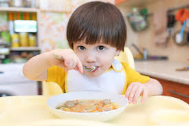 menino-comendo-sopa-na-mesa - Dra. Ana Escobar