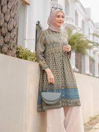 Tampil yang sempurna dan menarik ialah impian orang pada umumnya sehingga berbagai inovasi desain tentang baju tunik yang dibuat desainer fashion dapat menghasilkan produk fashion yang banyak digemari. 7 Tren Baju Lebaran 2021 Model Tunik Hingga Bahan Silk