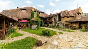 Mai jos, lista celor mai frumoase astfel de case, vile si cazari speciale. Top 10 Pensiuni Traditionale In Romania Pentru Cele Mai Frumoase Sarbatori