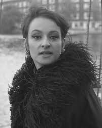 Du plus loin, que me revienne L'ombre de mes amours anciennes Du plus loin,  du premier rendez-vous Du temps des premières peines Lors, j'avais quinze  ans, à peine Cœur tout blanc et