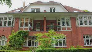 The historic centre and the railway station can be reached by public transport within 15 minutes. Marienburg Koeln De