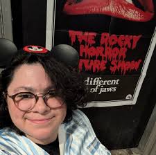 Explain your job using only emojis: