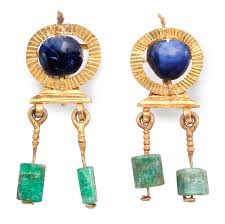 A Pair Of Roman Gold Sapphire And Emerald Earrings In 2020 Ancient Jewelry Roman Jewelry Emerald Earrings