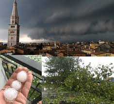 Rischio grandine e allagamenti nel weekend forti temporali nel nord italia e temperature giù anche di 10 gradi. Violento Temporale Su Modena Gravi Danni Nella Citta Emiliana Le Foto