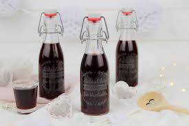 Mit nur wenigen grundzutaten kannst du schnell und vor falls du also schnell und einfach deinen eigenen schnaps herstellen möchtest, ist das ansetzen von likör perfekt geeignet. Rezept Liebeslikor Zum Valentinstag Schnell Und Einfach Selber Machen