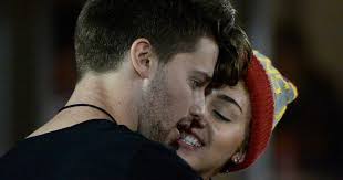 Mãe de Patrick Schwarzenegger reprova namoro dele com Miley Cyrus:  'Horrorizada'