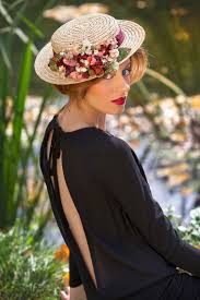 Strohhut Fur Damen Viele Stylische Inspirationen Und Frisuren Ideen Strohhut Hochzeitshut Hochzeit Outfit Gast
