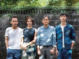 平凡的一家人阿文（陈以文 饰）和琴姐（柯淑勤 饰）育有两个儿子，叛逆的小儿子阿和（巫建和 饰）与好友菜头（刘冠廷 饰）砍伤人进了少年辅育院，但阿和的女友小. A Sun A Son é™½å…‰æ™®ç…§ ä¸­çš„çˆ¶èˆ‡å­ é›»å½±ä»¥å¤–