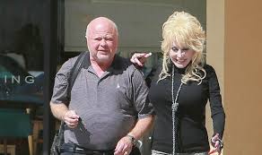 Even before dolly reached stardom, it became clear that her husband had no interest in the entertainment industry. Insights Read The Secrets To Dolly Parton S 52 Year Old Marriage Iludio