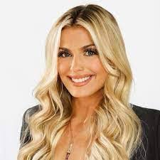 Victoria Heslin's Instagram, Twitter & Facebook