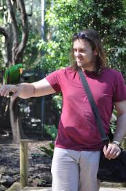 Avstralec, ki v Sloveniji še vedno pregleduje čevlje, preden se obuje