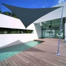Protegez Vous Du Soleil Avec La Voile D Ombrage Triangulaire 5 00 De Cote Le Temps Des Cigales Patio Shade Sail Patio Umbrella
