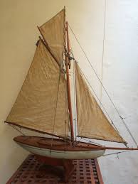 voilier de bassin annees 60 s en bois de 90cm de long maquettes de bateaux maquette voilier voilier