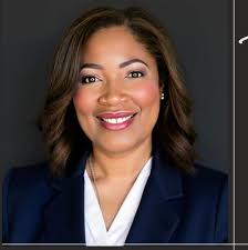 The Class of 2029 braved the heat and took the field at DKR for their class  photo 🧡🤘 Happy #CollegeColorsDay, Longhorns!