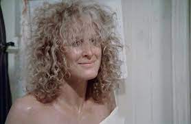 La pellicola, oggi considerata un vero e proprio cult del cinema thriller degli anni '80, ottenne un enorme successo sia di critica sia di pubblico, arrivando a incassare ben 320 milioni di dollari e diventando il film campione d'incassi annuale. 13 Days Of Horror Alex Forrest In Fatal Attraction 1987 Play It Again Dan