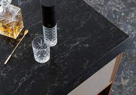 Il est non poreux, antibactérien et facile d'entretien. Un Plan De Travail En Quartz Noir Pour Une Cuisine Tres Chic Des Plans De Travail Pour Tous Les Styles De Cuisine Elle Decoration Plan De Travail Quartz Plan
