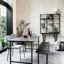 N'hésitez pas à mixer les styles en la peignant en blanc ou en l'associant avec des chaises à la fois modernes et vintage. Grande Table Bois De Manguier Noire Decoration Salon Decoration Nordique House Doctor