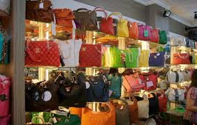 Anda pasti rambang mata memilih kain sulam, baju sulam, kain ela, kain lace, kain batik, jubah, tudung serta pelbagai pilihan barangan hantaran seperti kain sembahyang pelbagai corak dan warna. Pasar Baru Bandung Sadayana Tour Bandung