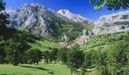 This town lies to the northwest of the picos de europa. Picos De Europa Ecured
