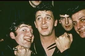 The Beatles hotar rock 'n' roll-musikern Gene Vincent på Star Club i  Hamburg 1962. : r/beatles