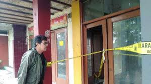 Andai saja aku tau apa alasan tuhan mempertemukan aku dan kamu. Takdir Delis Yang Harus Mati Di Tangan Ayah Kandungnya Andai Saja Saat Itu Delis Lari Ke Arah Depan Tribun Jabar