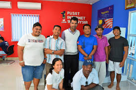 Kerajaan melalui suruhanjaya komunikasi dan multimedia malaysia (mcmc) telah menubuhkan pusat internet 1 malaysia (pi1m) untuk menyediakan pusat capaian jalur lebar secara kolektif di kawasan yang kurang liputan perkhidmatan melalui program perkhidmatan sejagat (usp). Kursus Di Pusat Internet 1 Malaysia Mu Dot My Plt Ict Training Development Malaysia