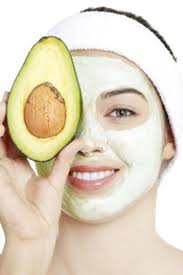 Naturliche Gesichtsmasken Reichhaltige Avocadomaske Pflegt Trockene Haut In 2020 Avocado Maske Banane Gesichtsmaske Naturliche Gesichtsmasken