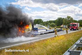#vrachtwagenbrand a28 wordt geheel afgesloten ivm de rookontwikkeling. Vrachtwagen Uitgebrand Na Klapband Op De Afrit Van De A28 Bij Wezep Nieuws Stefan Verkerk Fotografie Webdesign