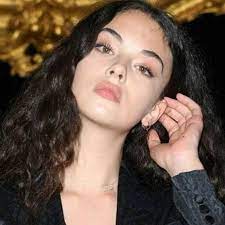 Sur ces deux photos non datées, monica bellucci pose avec ses merveilles. Deva Cassel La Fille De Monica Bellucci Et Vincent Cassel Repond Aux Rumeurs Sur Son Recours A La Chirurgie Esthetique Elle