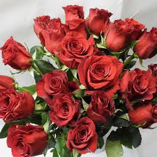 Des roses de couleur fuchsia, rose pâle et bicolores roses roses sont réunies dans un vase en forme de coeur rouge, vase qui saura faire une impression exceptionnelle sur votre amoureuse avec sa beauté infinie. Bouquet De Roses Rouges A Gros Boutons Variete Red Naomie