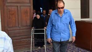 يذكر أن الفنان عزت العلايلى رحل عن عالمنا اليوم الجمعة فى عمر 86 عامأ والذى شارك عام 1970 في بطولة فيلم الأرض مع المخرج يوسف شاهين، كأحد أهم أدواره، وشارك أيضا في بطولة. Ø§Ù„Ø¨ÙˆØ§Ø¨Ø© Ù†ÙŠÙˆØ² Ø¨Ø§Ù„ØµÙˆØ± Ø¬Ù†Ø§Ø²Ø© Ø²ÙˆØ¬Ø© Ø¹Ø²Øª Ø§Ù„Ø¹Ù„Ø§ÙŠÙ„ÙŠ ÙˆÙ†Ø¸Ø§Ø±Ø© Ø³ÙˆØ¯Ø§Ø¡ ØªØ®ÙÙŠ Ø§Ù†Ù‡ÙŠØ§Ø±Ù‡