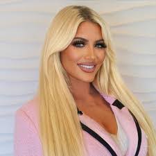 Tia Van's Instagram, Twitter & Facebook