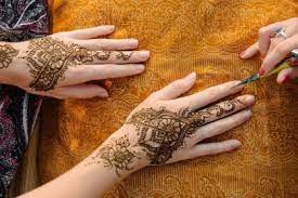 Monica began pursuing her professional career in the art of henna 6 + years ago. Henna In Dubai What It Is And Where To Get It Ewmoda