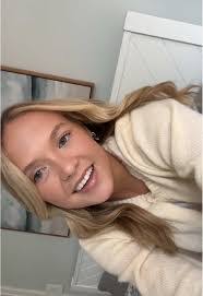 Leila Booth's Instagram, Twitter & Facebook