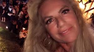 Die schauspielerin hat sich von ihrer brünetten mähne verabschiedet und schockt ihre fans mit einer neuen blonden haarpracht inklusive pony. Wegen Tod Des Vaters Christine Neubauer Ist Wieder Brunett Promiflash De