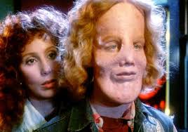 In de kaskraker Mask (1985) was Cher zo walgelijk onder de indruk van Rocky Dennis  dat ze zweerde dat ze nooit in The Masked Singer zou verschijnen. :  r/shittymoviedetails