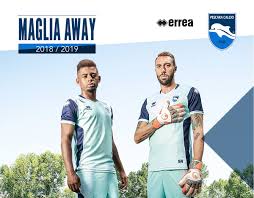 Il delfino pescara 1936, meglio conosciuto semplicemente come pescara o con la vecchia denominazione pescara calcio 1936, è una società calcistica italiana con sede nella città di pescara.milita in serie b. Pescara Calcio 18 19 Home Away Third Kit Football Shirt News