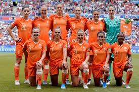 Na de fantastische prestatie op het europees kampioenschap. Dekker En Roord Met Oranje Leeuwinnen Naar Frankrijk Nederlands Voetbal Tubantia Nl