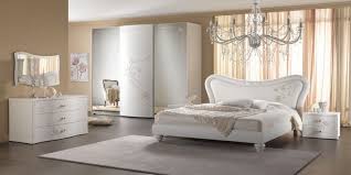 كلاسيكيه باللون الابيض غرف نوم بيضاء