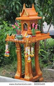 Thai Outdoor Spirit House Shrine In Modern Thailand All Spirit Houses Are Kept Outdoor This One Is Made In The Thai Buddhist Tem Nichoir Jardin D Eau Maison