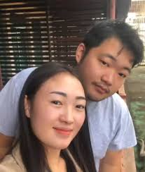 Ntxawm Vwj nyob Lak 20 thiab nws niam. Ntxawm vwj yuav txiv hmoob mes kas  hu Jesse Yang nyob mes kas teb tau xa nyiaj mus rau poj niam tag $70,000 dus