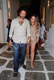 Εκανε το εμβόλιο κατά του κορωνοϊού, λίγες ημέρες αφότου γέννησε εικόνα. A8hna Oikonomakoy Filippos Mixopoylos Erwteymenoi Sth Mykono Queen Gr