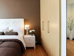 Coba hias kamar tidur sederhanamu dengan dekor kamar tidur berupa meja samping yang inovatif. Kamar Tidur Sederhana Suasana Hotel Bintang Lima