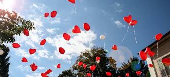 Jeder ballon der in die luft steigt kommt irgendwo wieder runter. Hochzeitsspiel Luftballons Steigen Lassen